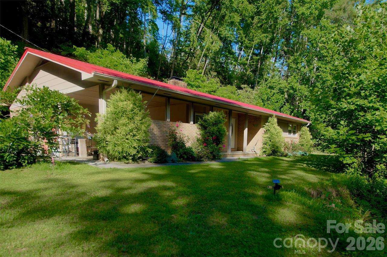 583 Deer Park Lake Rd., Spruce Pine, NC 28777