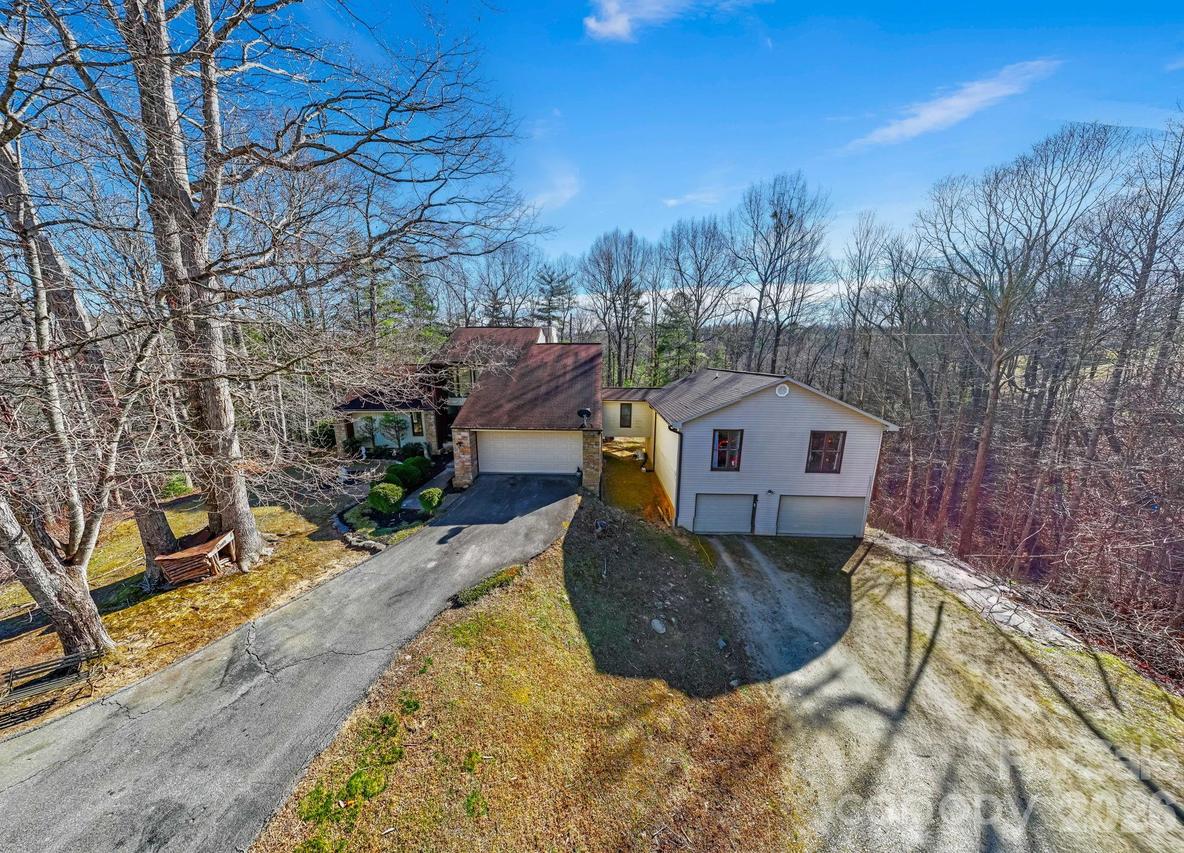 40 Country Bear Ln., Flat Rock, NC 28731