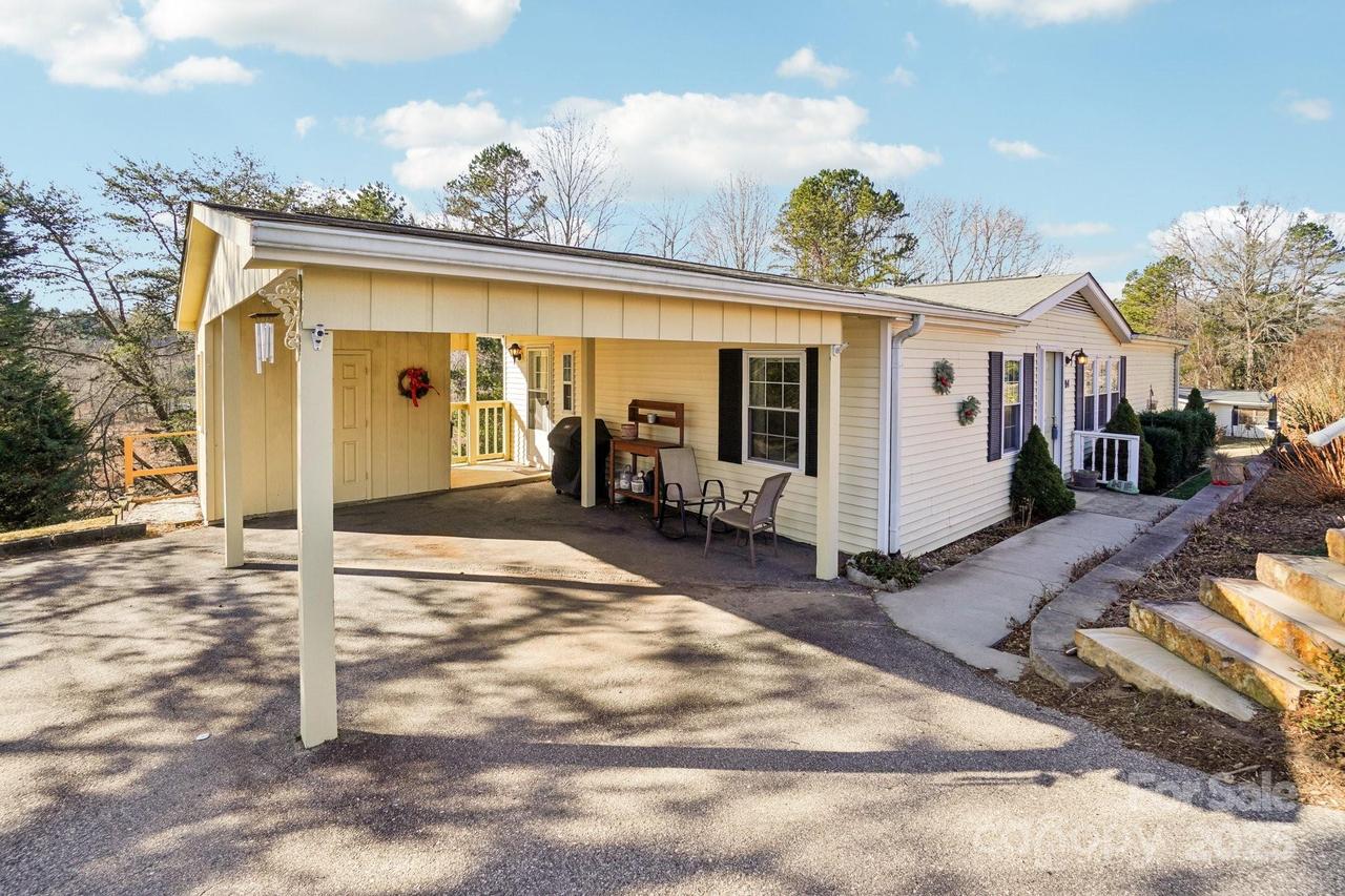 204 Cranbrook Cir., Hendersonville, NC 28792