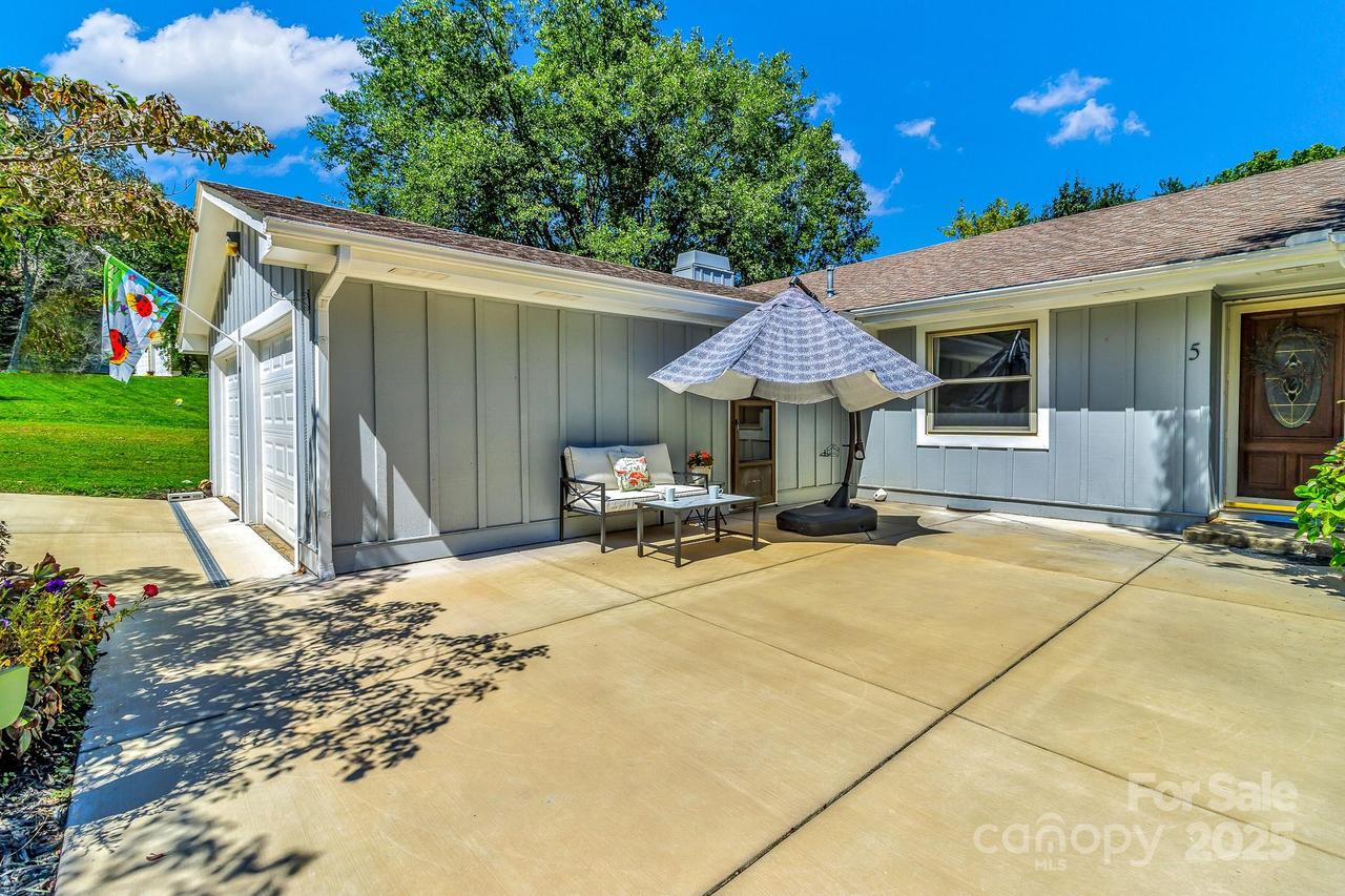 5 Fairway Dr., Arden, NC 28704