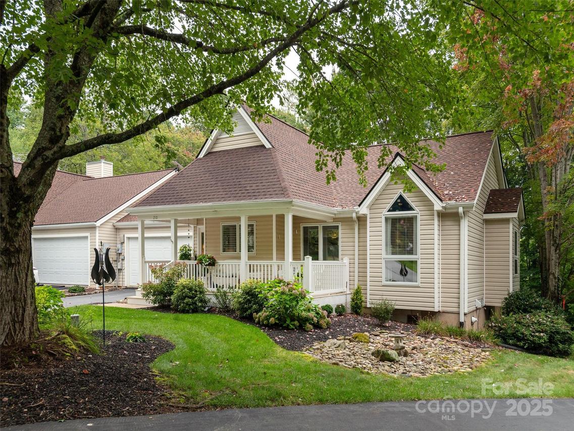 210 Black Oak Ln., Hendersonville, NC 28791