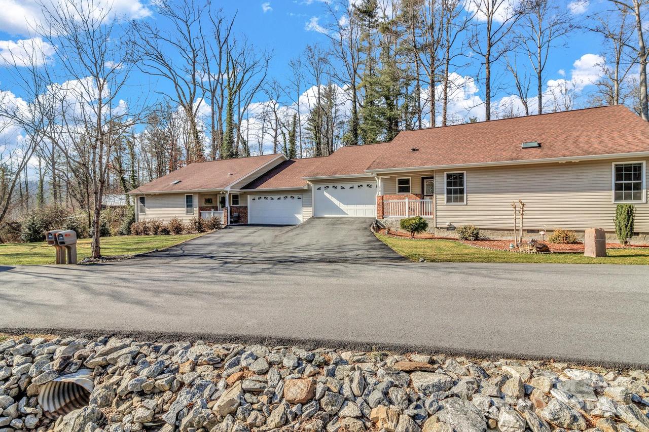 210 Allen Paul Dr., Hendersonville, NC 28791