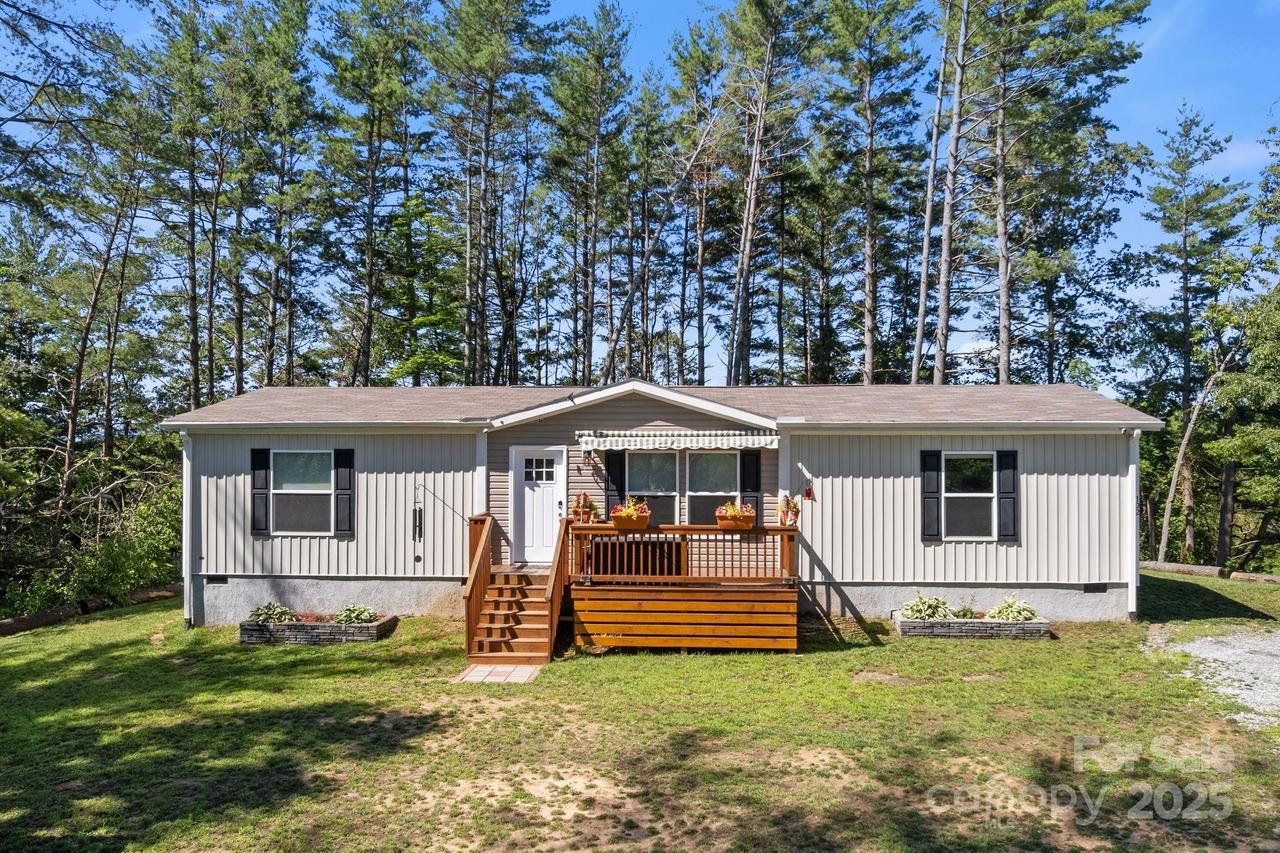 102 Kiwassa Ln., Hendersonville, NC 28792