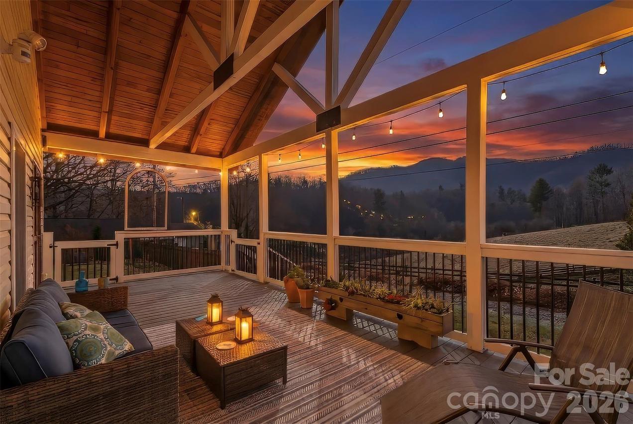 274 White Oak Cir., Burnsville, NC 28714