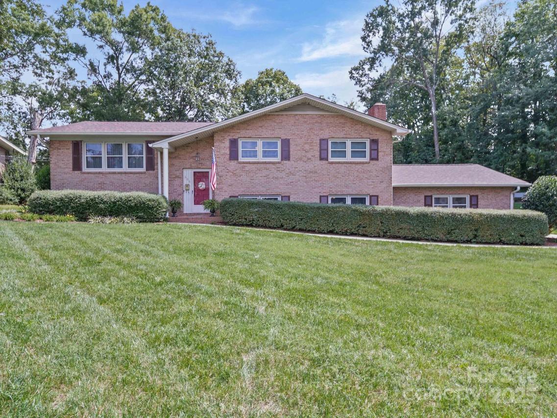 606 Brookgreen Dr., Dallas, NC 28034