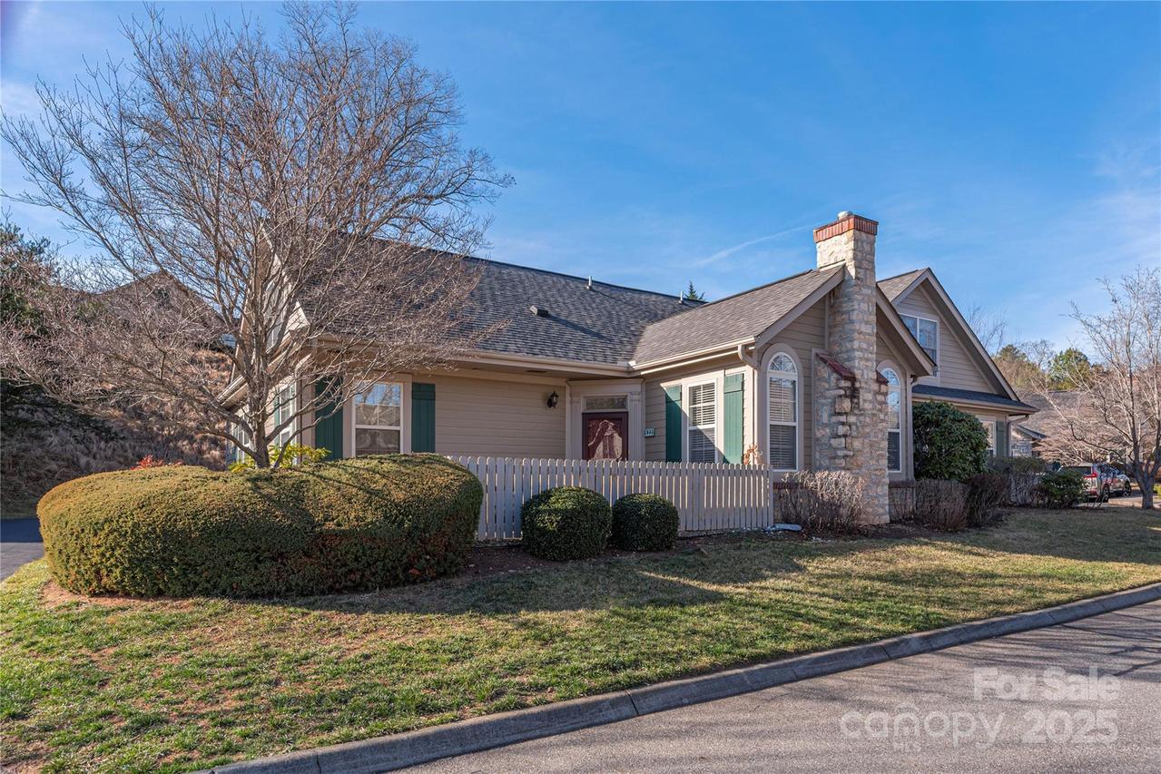 122 Outlook Cir., Swannanoa, NC 28778