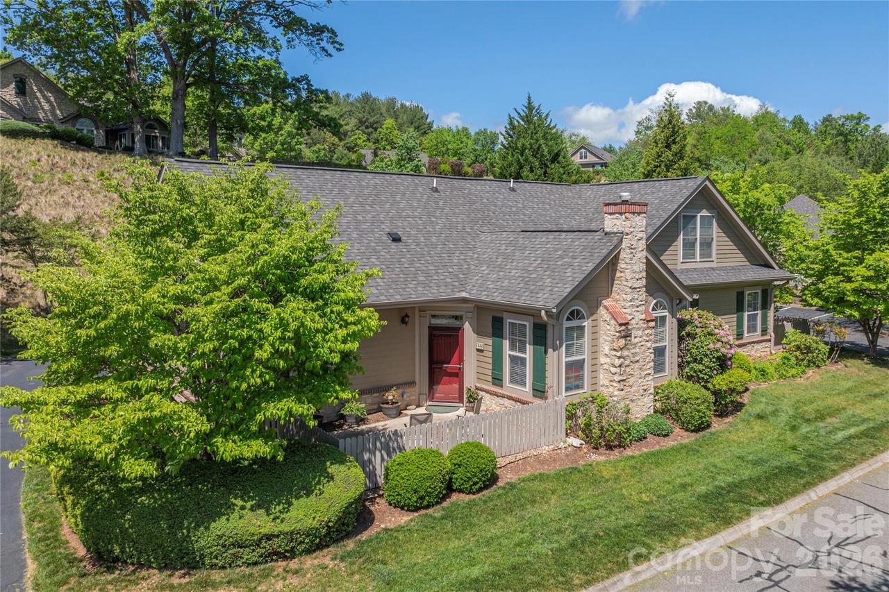 122 Outlook Cir., Swannanoa, NC 28778