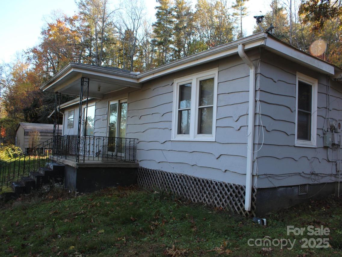 709 Wickins Dr., Hendersonville, NC 28791