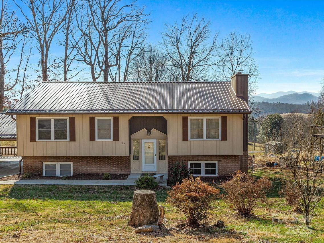 29 Tall Oaks Rd., Candler, NC 28715