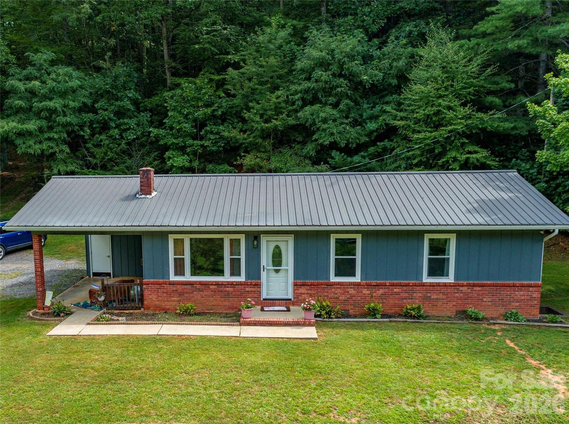 638 Three Quarter Creek Rd., Burnsville, NC 28714