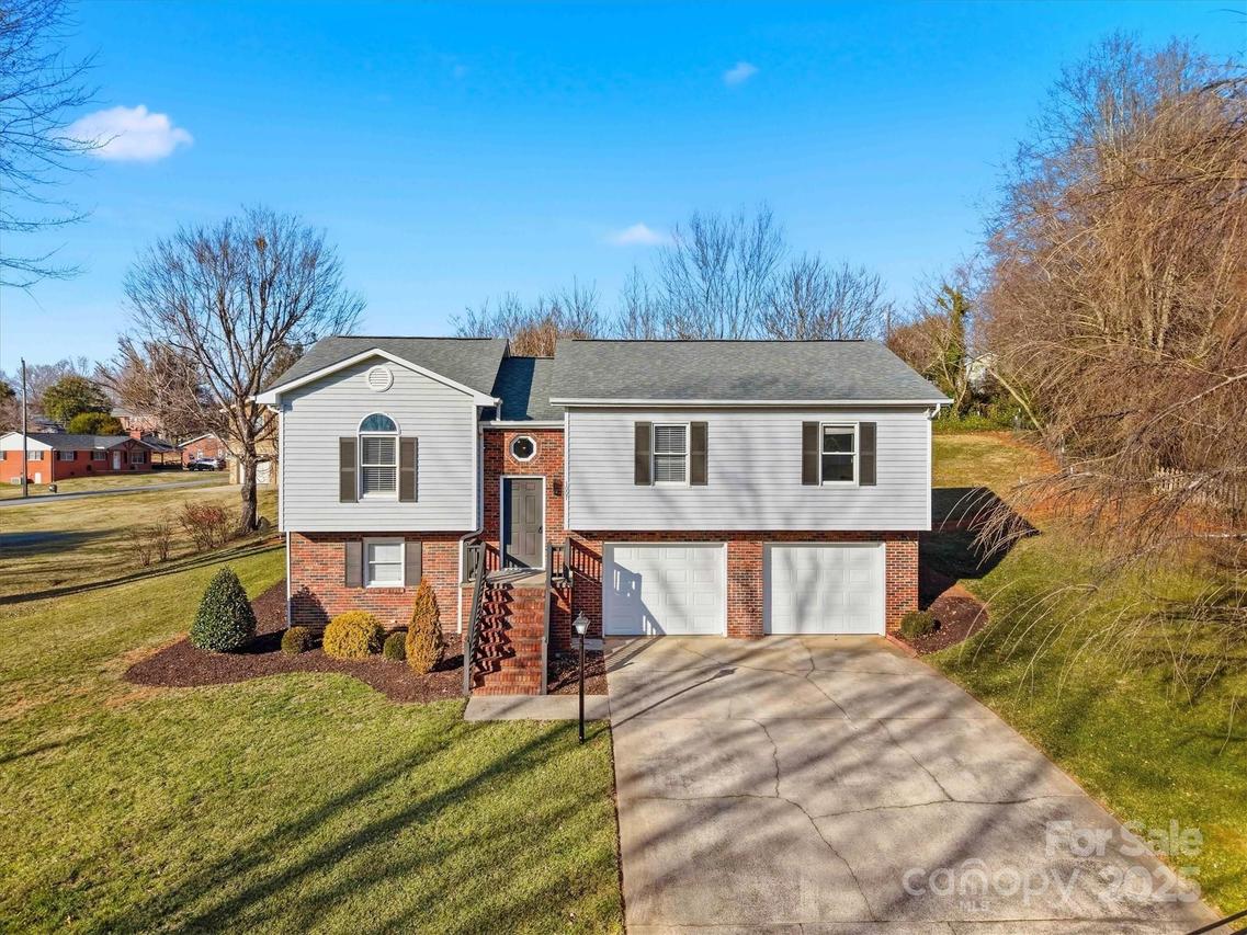 1007 Millbrook Pl., Lenoir, NC 28645