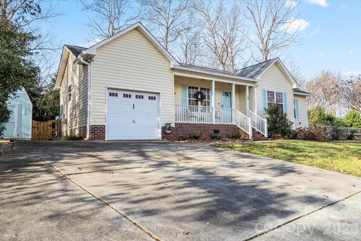 169 Meadow Glen Dr., Troutman, NC 28166