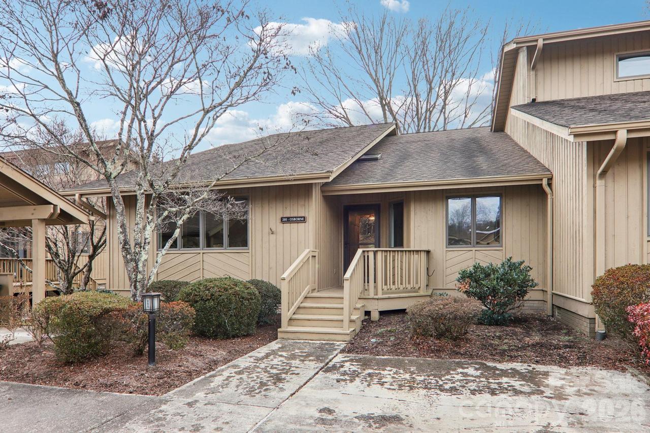 205 Wild Oak Ln., Hendersonville, NC 28791