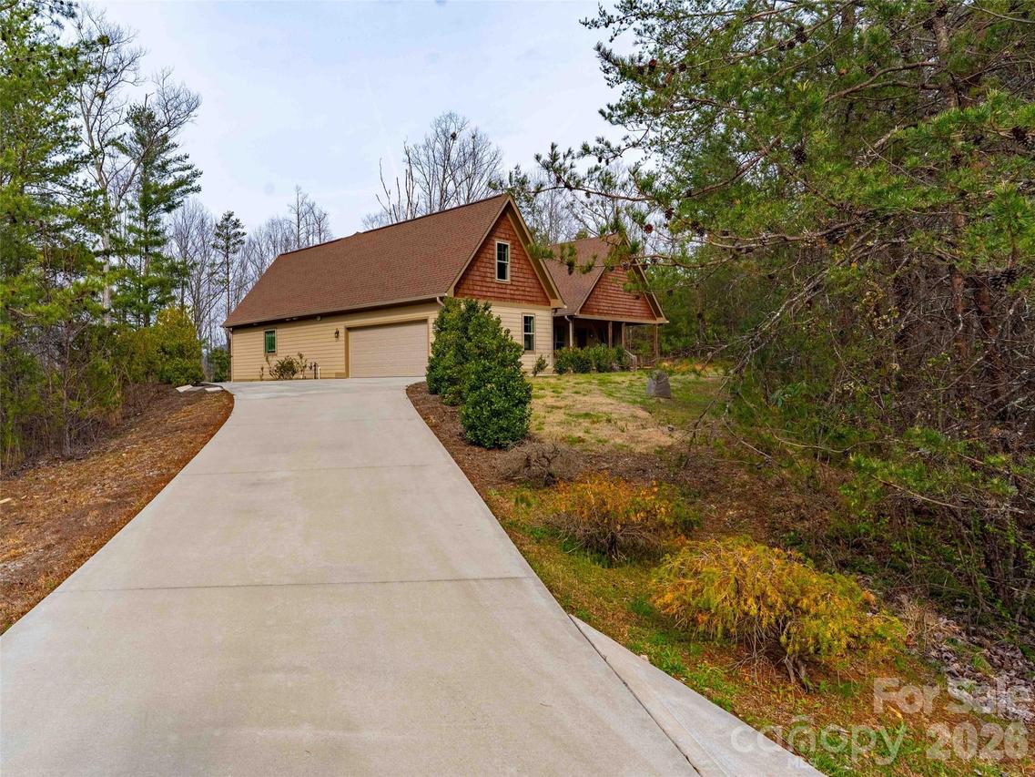 334 Summer Orchard Dr., Hendersonville, NC 28792