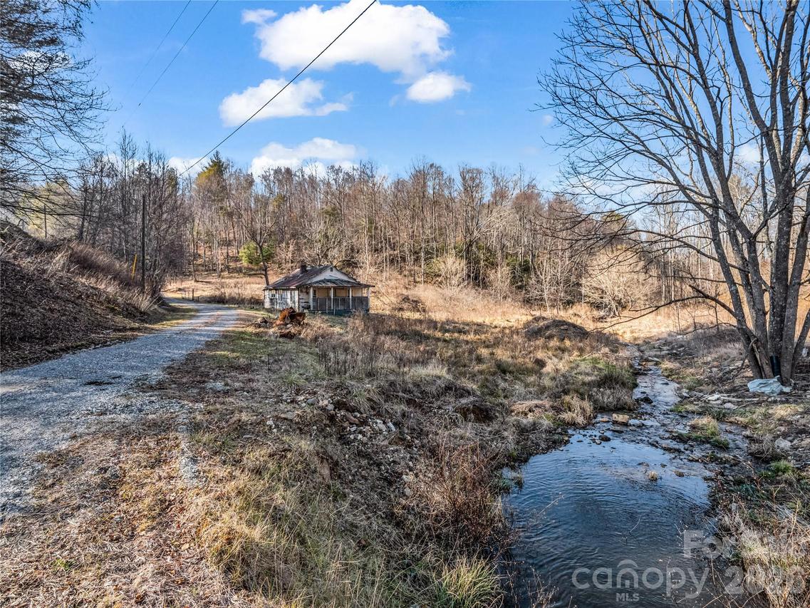 530 Mine Creek Rd., Bakersville, NC 28705