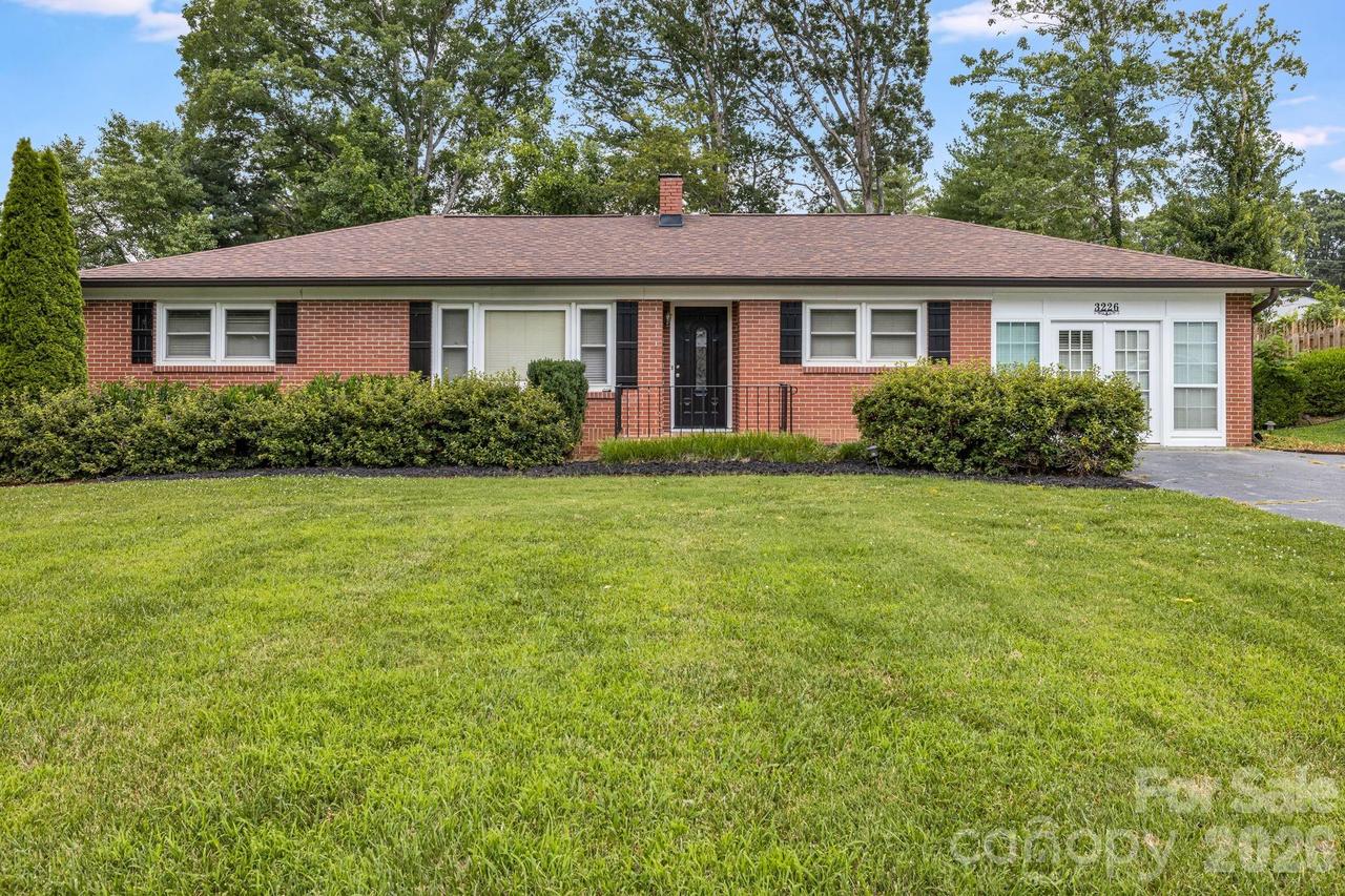 3226 Charlyne Dr., Hendersonville, NC 28792