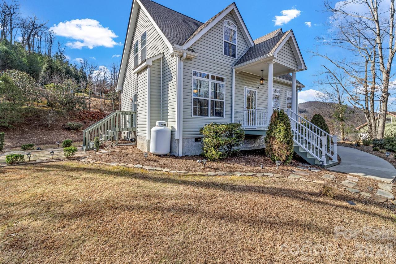 387 Goodview Dr., Hendersonville, NC 28792