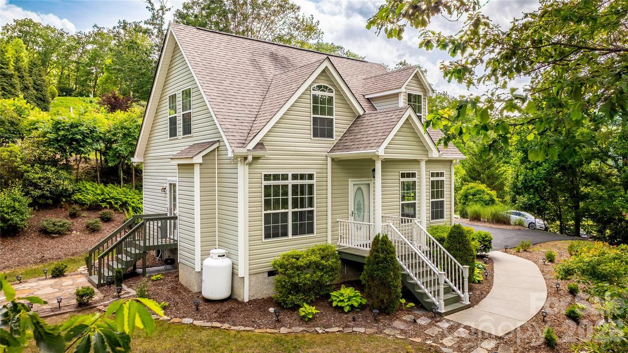 387 Goodview Dr., Hendersonville, NC 28792