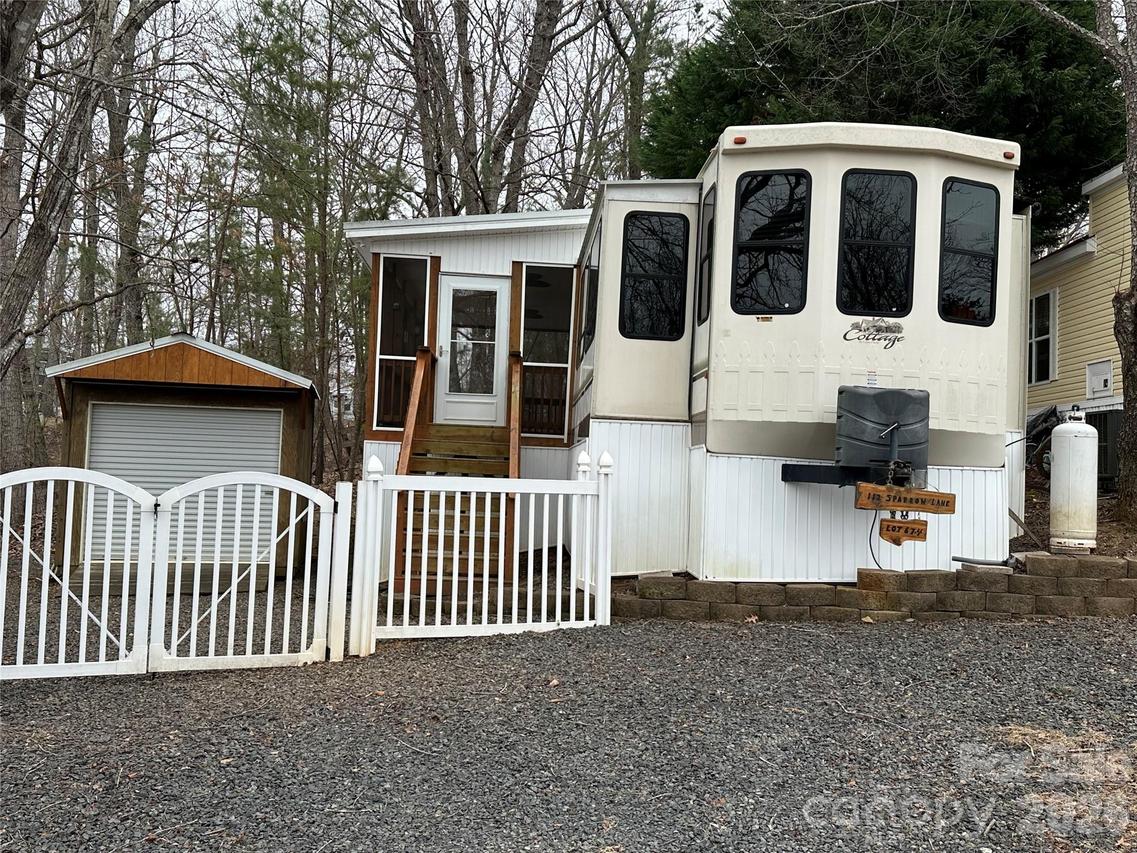 112 Sparrow Ln., New London, NC 28127