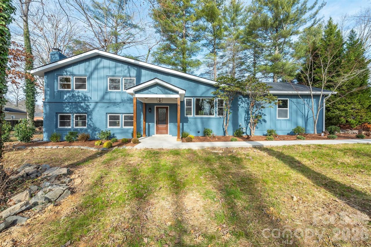 524 Pineland Rd., Hendersonville, NC 28792