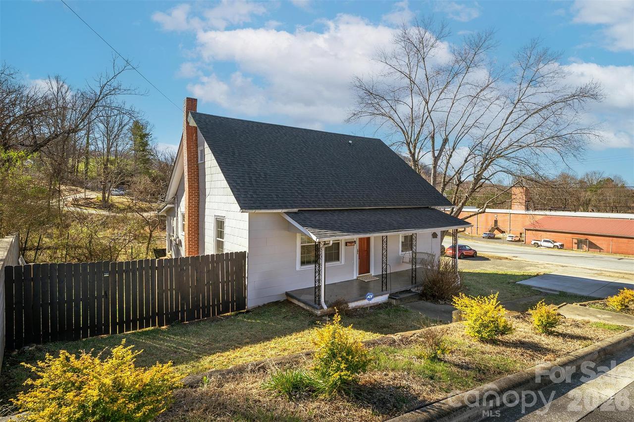 20 1st St., Marion, NC 28752