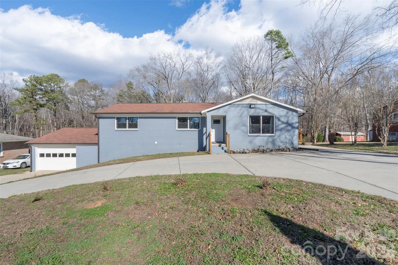 142 Shadowbrook Rd., Mount Holly, NC 28120