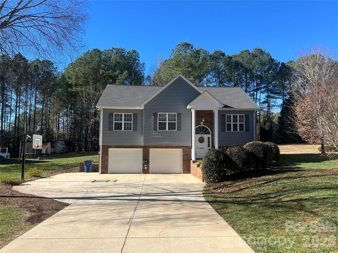 5247 Whitewater Dr., Hickory, NC 28601