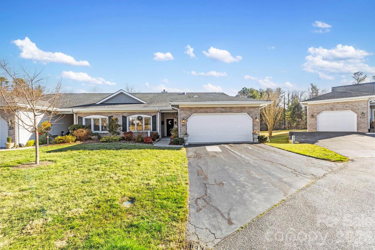 24 Country Meadows Ln., Hendersonville, NC 28792