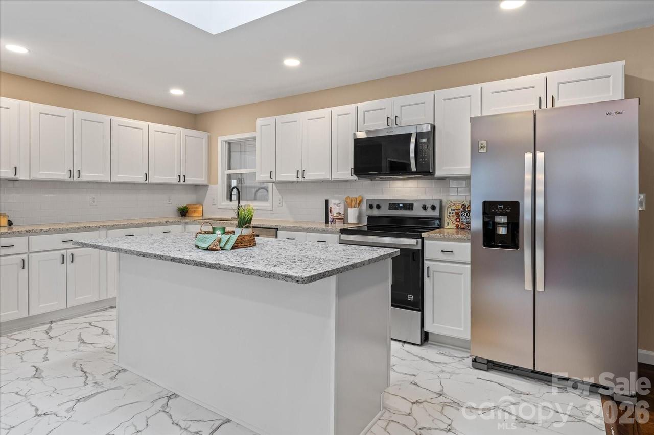 1090 Shalimar Dr., Winston Salem, NC 27107