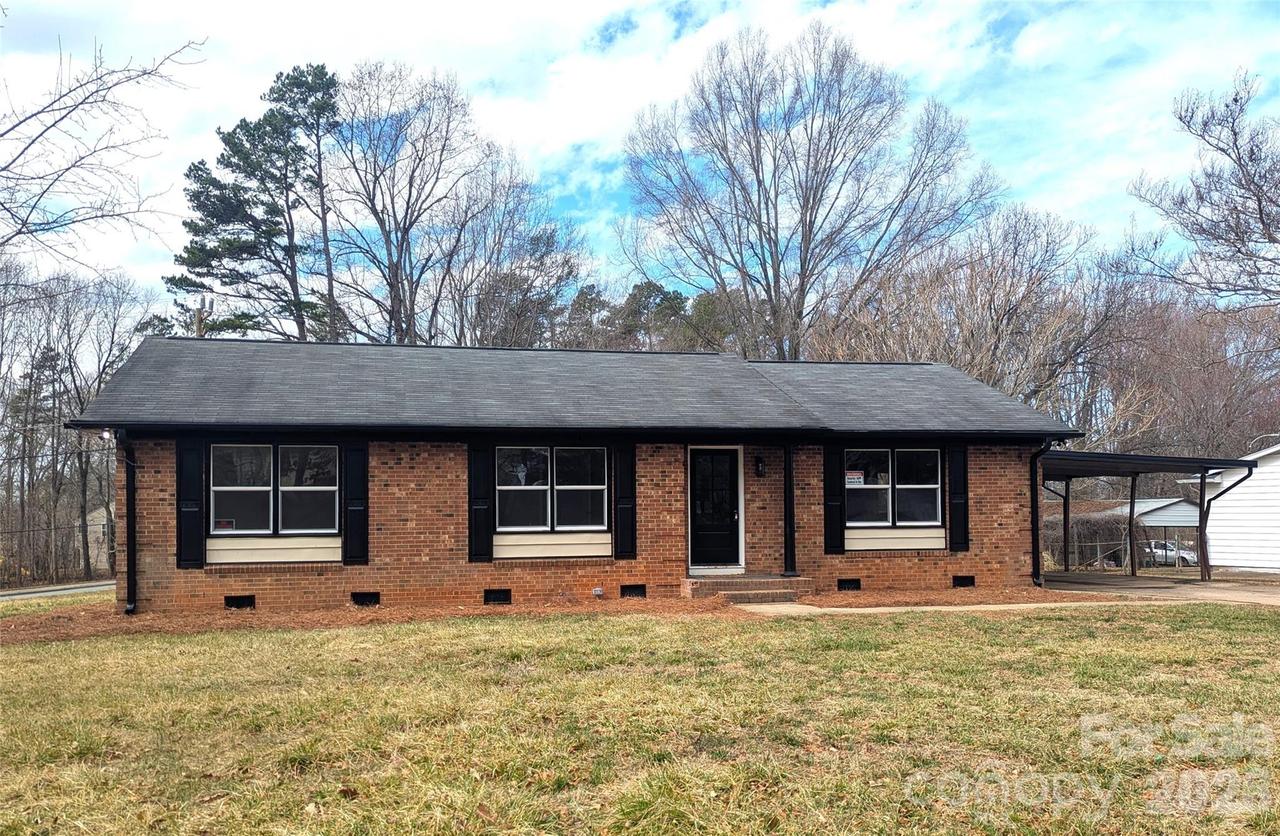 1090 Shalimar Dr., Winston Salem, NC 27107