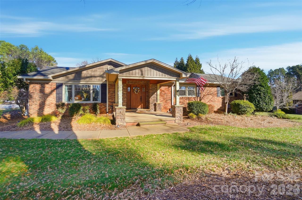 1150 Ratchford Dr., Dallas, NC 28034