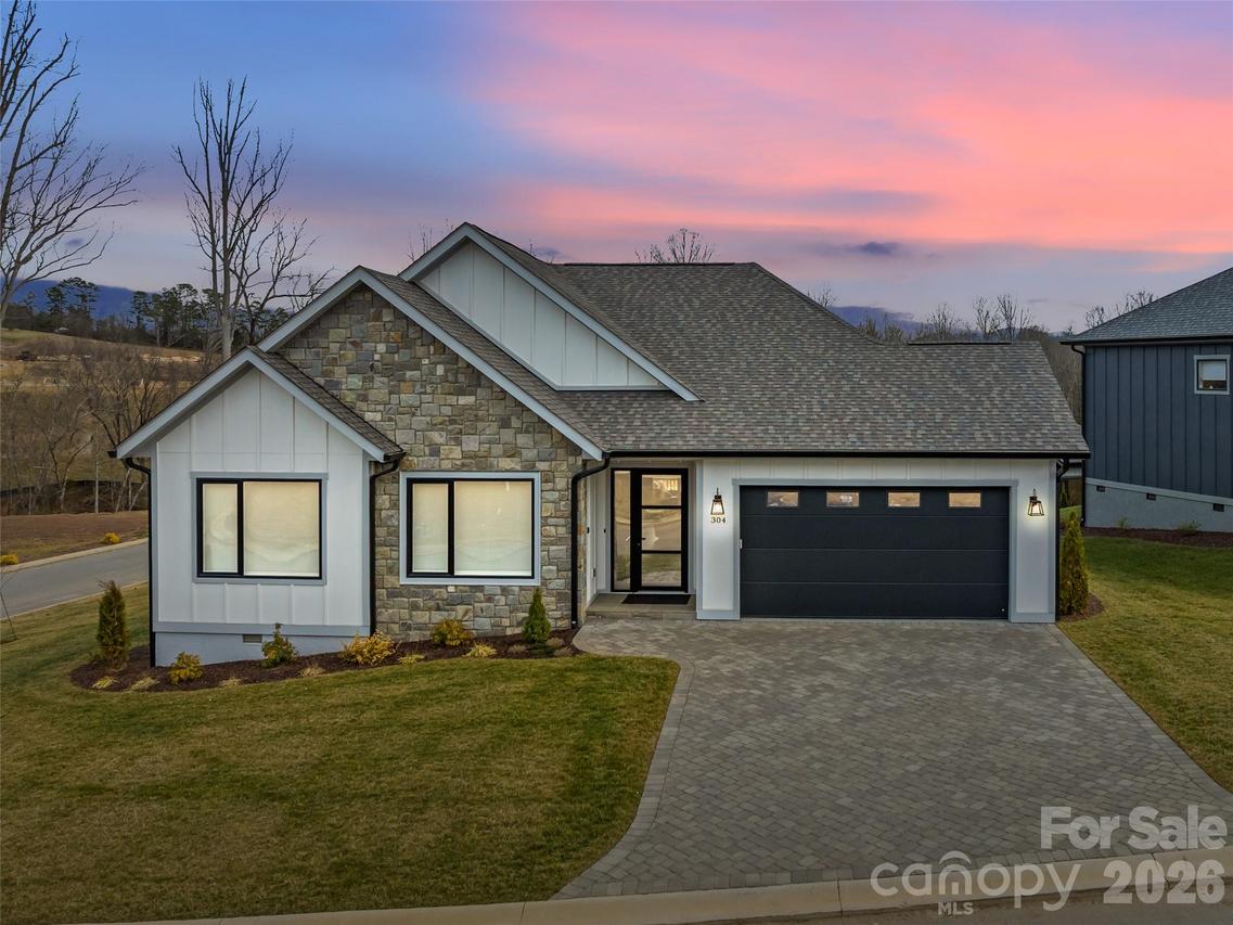 304 Avery Trail Dr., Arden, NC 28704