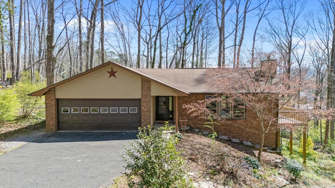 411 Overhill Dr., Hendersonville, NC 28792