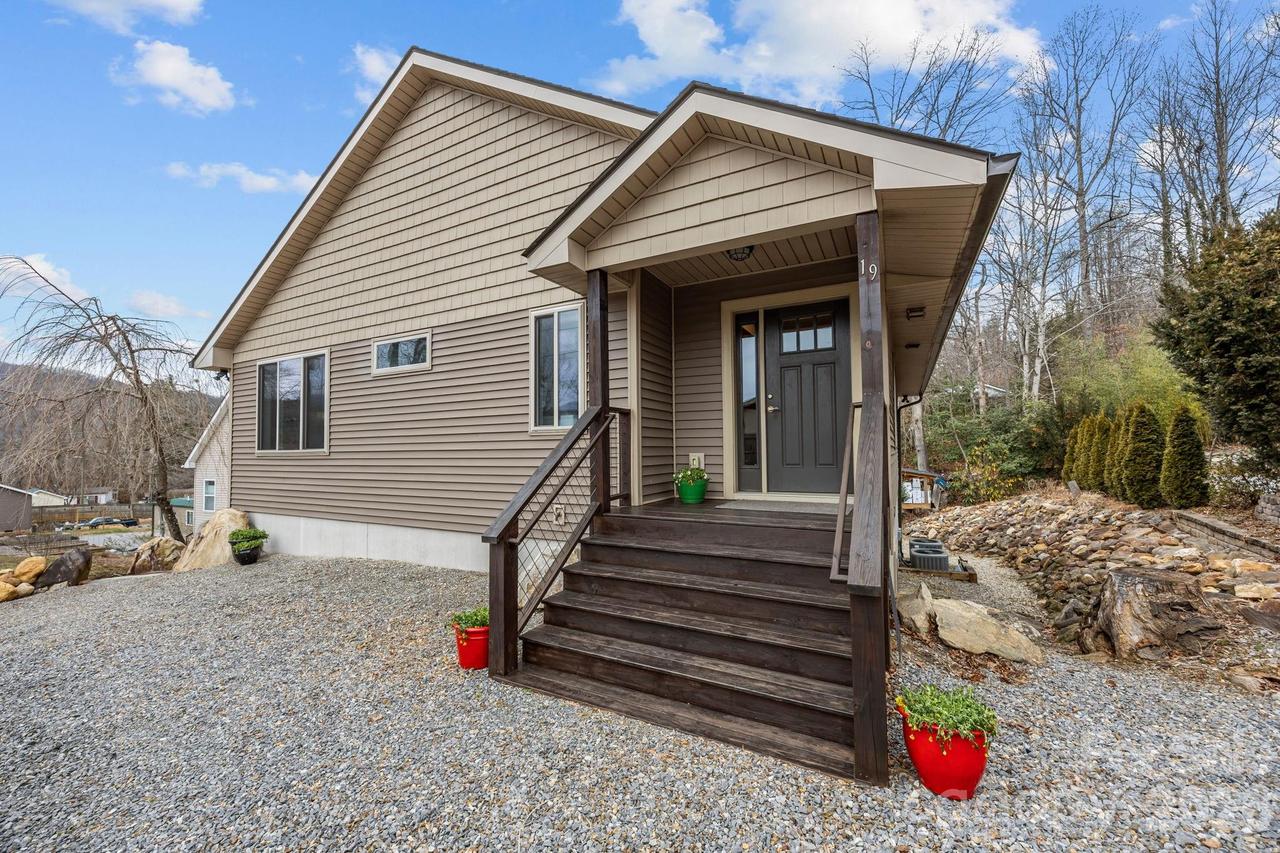 19 Dunsmore Ave., Black Mountain, NC 28711