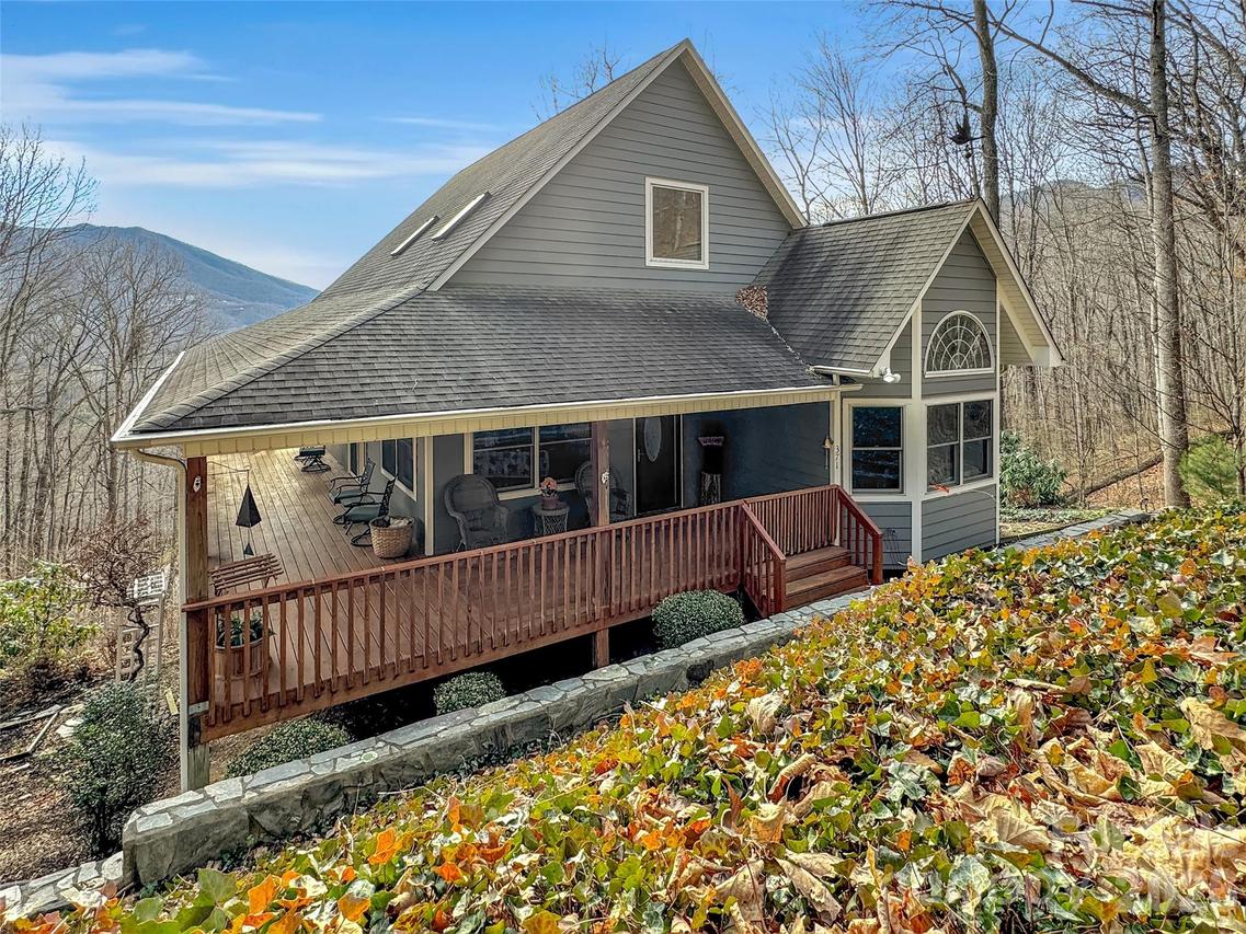 371 Falcon Ridge Dr., Waynesville, NC 28786
