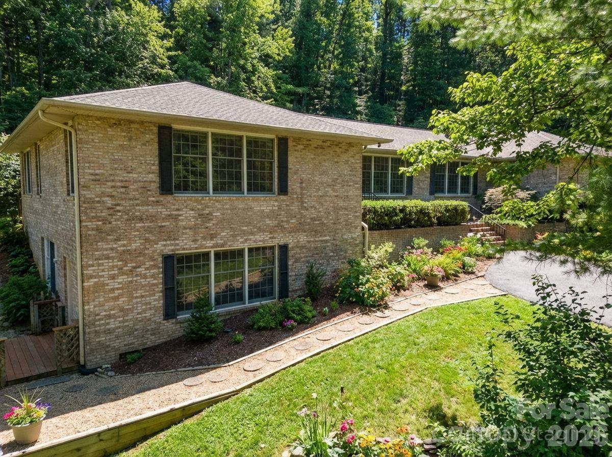 310 Claremont Dr., Flat Rock, NC 28731