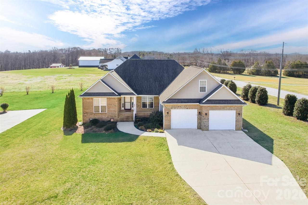 884 Clear Creek Cir., Lincolnton, NC 28092
