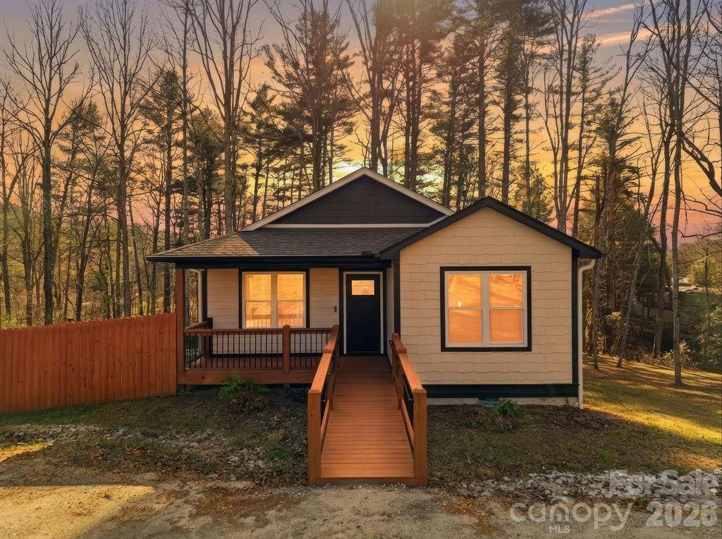 224 Walt Dr., Hendersonville, NC 28792