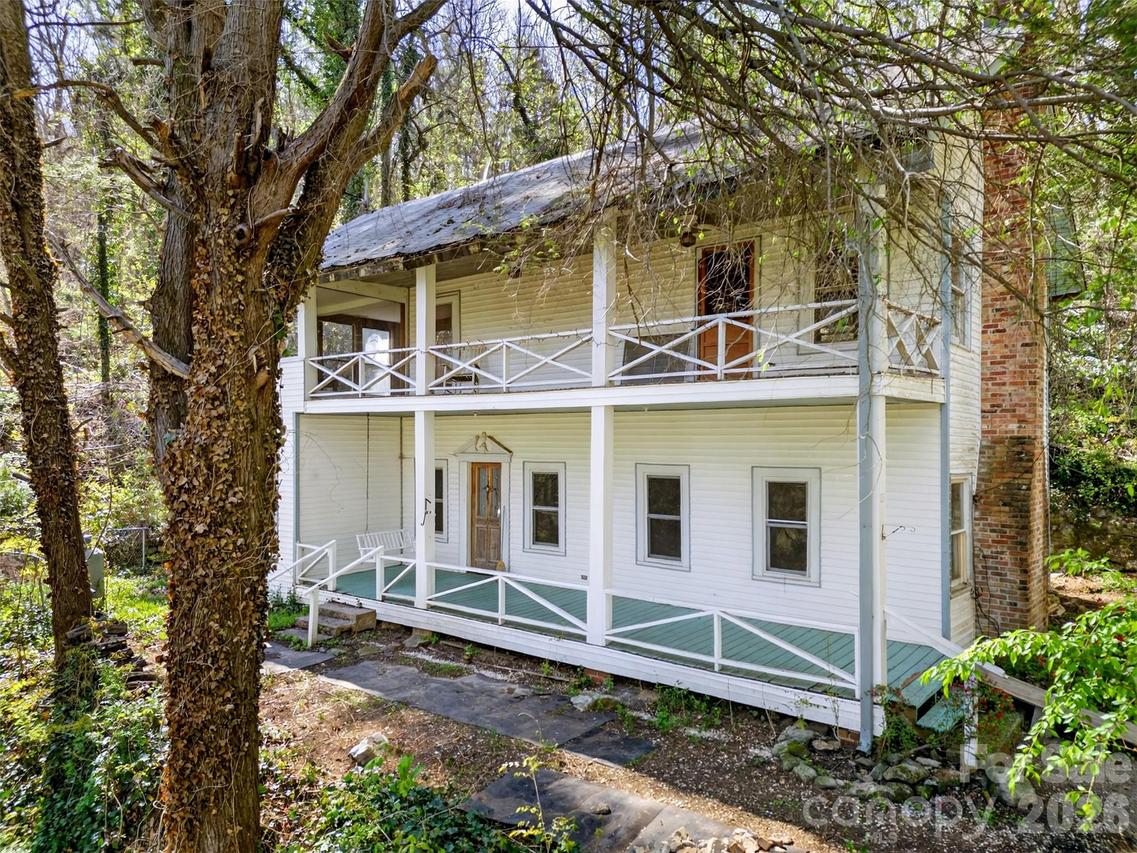 105 Poplar St., Saluda, NC 28733