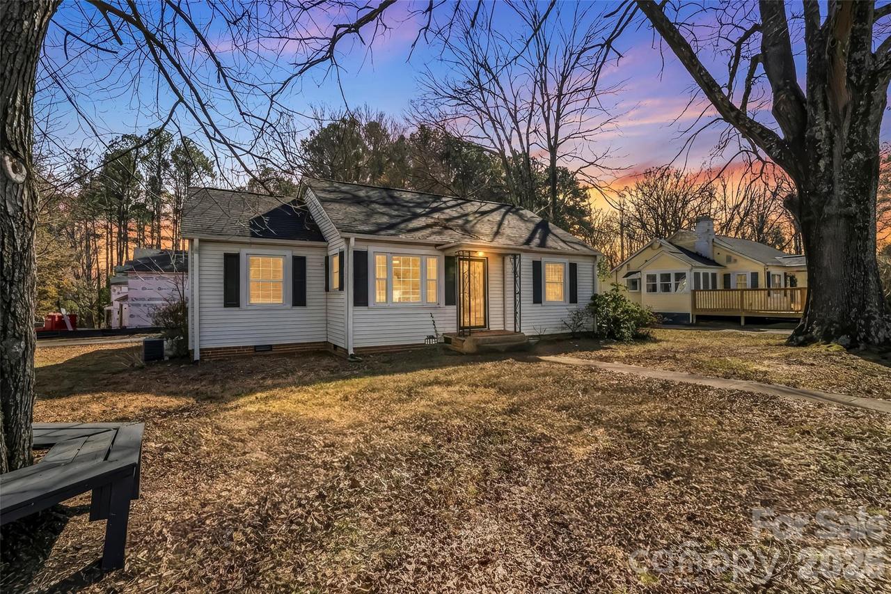 1072 5th St., Hickory, NC 28601