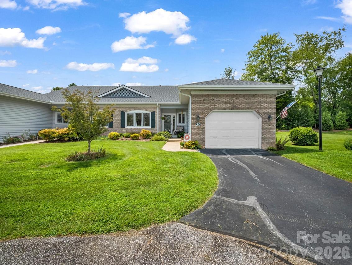 20 Country Meadows Ln., Hendersonville, NC 28792