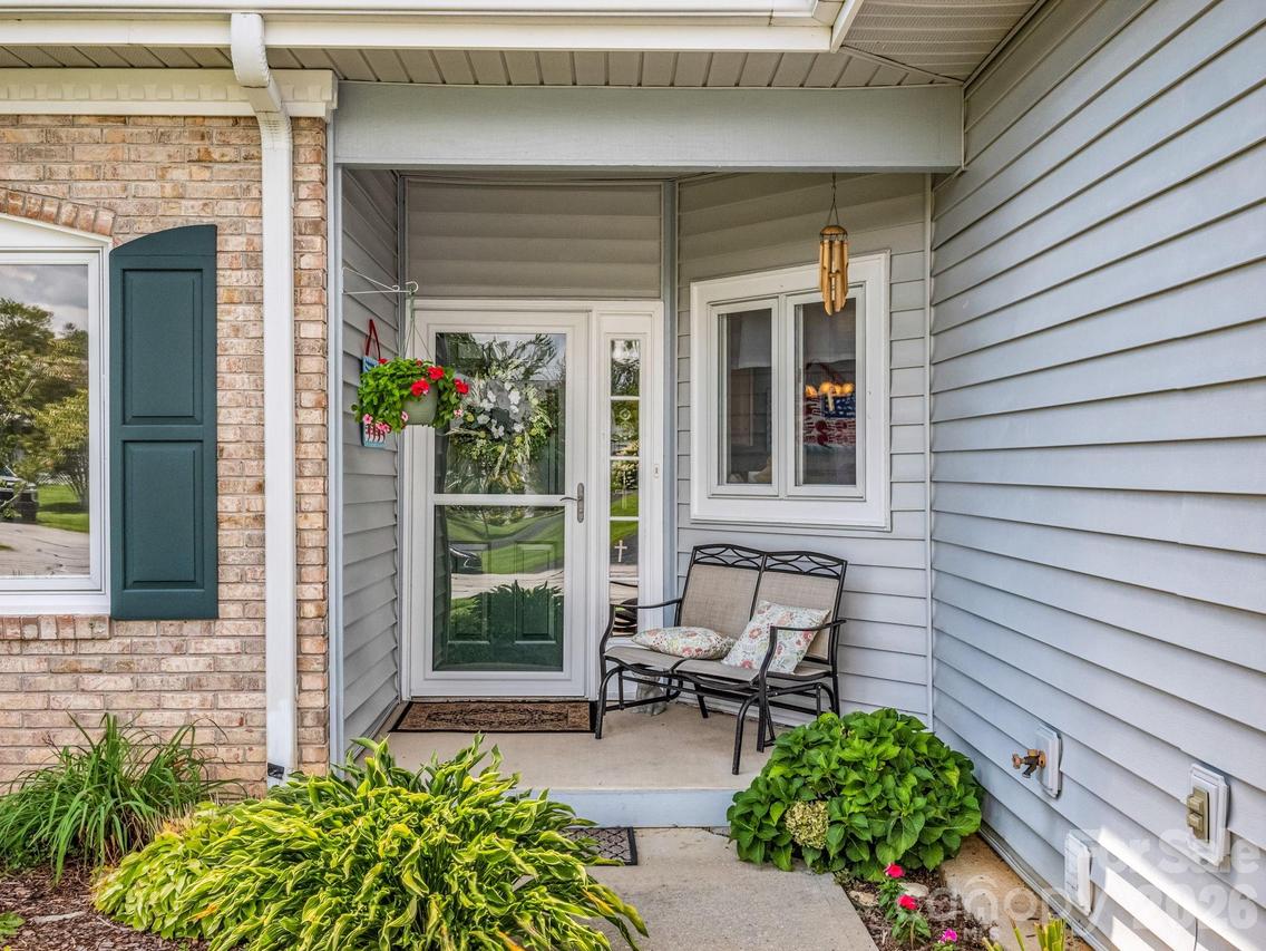 20 Country Meadows Ln., Hendersonville, NC 28792