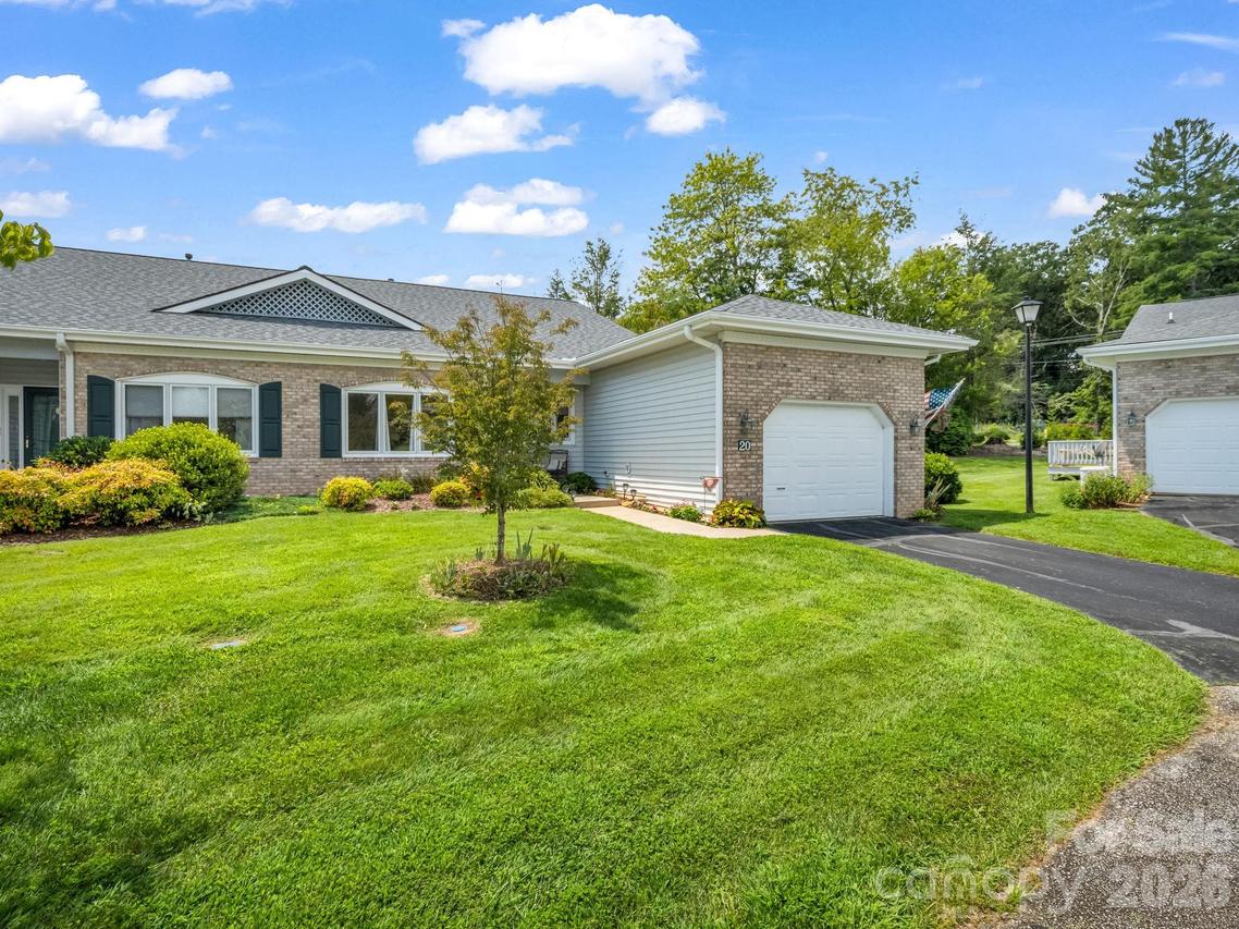 20 Country Meadows Ln., Hendersonville, NC 28792