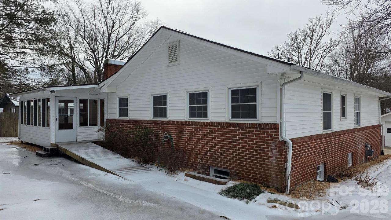 1627 Greenville Hwy., Hendersonville, NC 28792