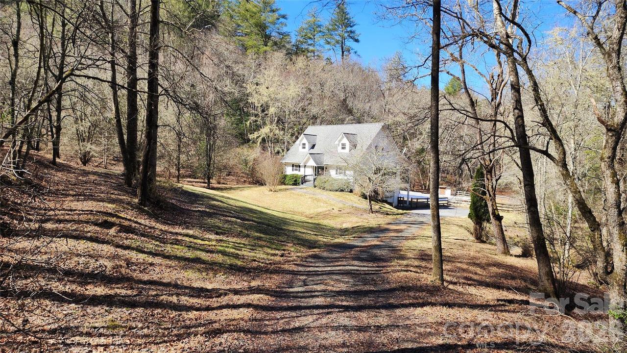 360 River Cove Ln., Hayesville, NC 28904