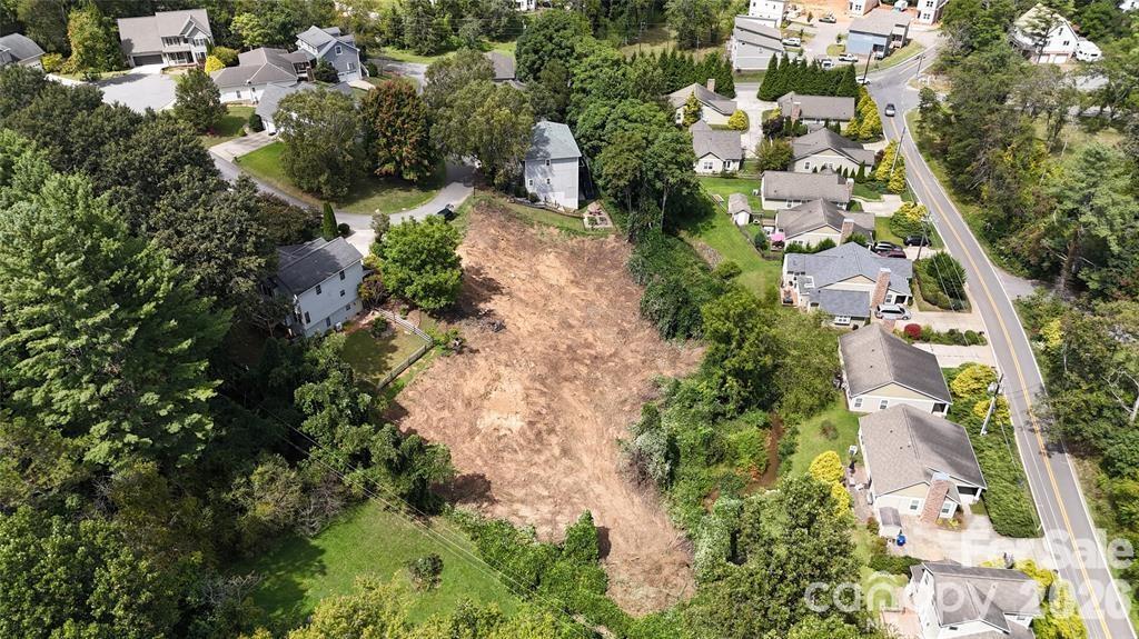 16 Village East Ct., Asheville, NC 28805