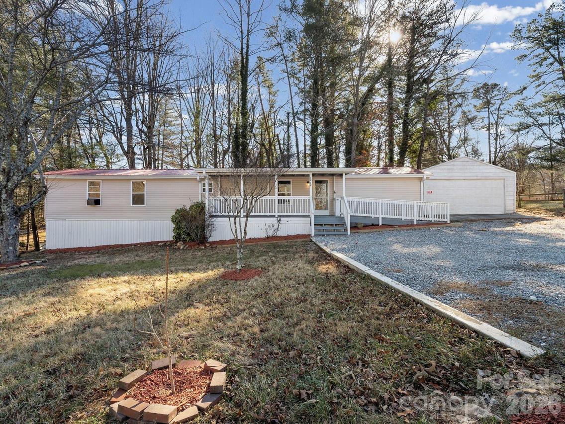 1212 Easy St., Hendersonville, NC 28791