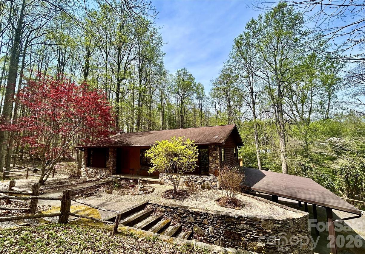 45 Crescent Dr., Hendersonville, NC 28739