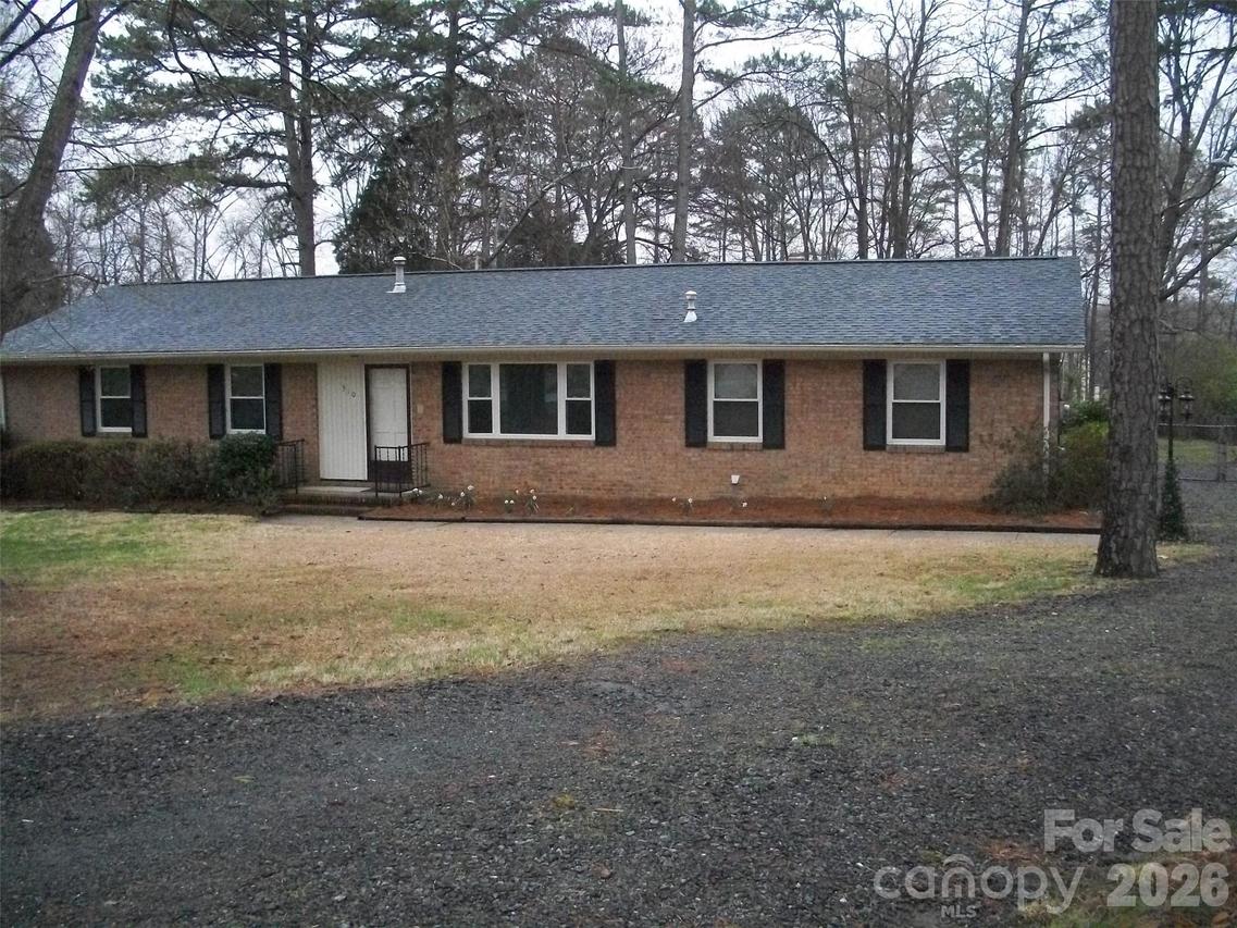 310 Cedarwood Ln., Matthews, NC 28104