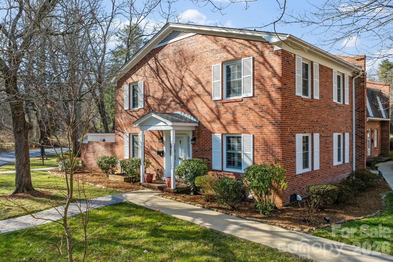 1411 Kensington Rd., Hendersonville, NC 28791